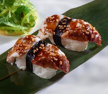 Суши с жареным угрем и салатом хосо