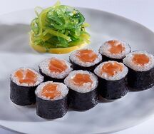 Маки со свежим лососем