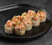 Ролл с опаленным лососем в соусе дорблю