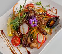 Теплый салат с морепродуктами