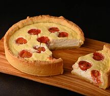 Пирог со сливочным сыром и вялеными помидорами