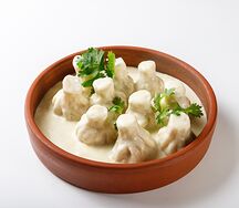 Мини-хинкали с курицей в сырном соусе