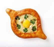 Хачапури по-аджарски Чкмерули