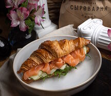 Круассан с лососем, огурцом и сырным кремом