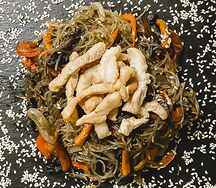 Фунчоза со свининой, овощами и кунжутом