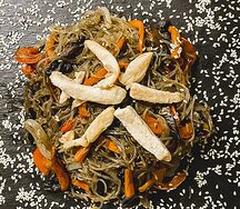 Фунчоза с курицей, овощами и кунжутом