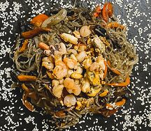 Фунчоза с морепродуктами, овощами и кунжутом