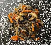 Фунчоза с грибами, овощами и кунжутом