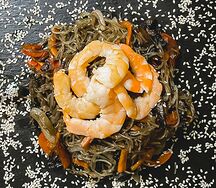 Фунчоза с креветками, овощами и кунжутом