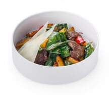 Салат с говядиной и свежим шпинатом