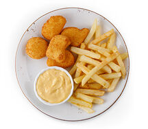 Куриные наггетсы с картофелем фри