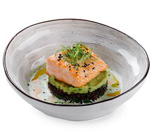 Лосось с черным рисом