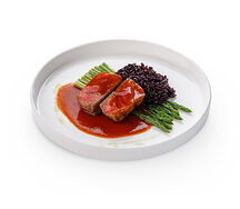 Медальоны из говядины со спаржей и чёрным рисом