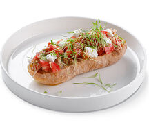 Брускетта с тунцом, красным луком и сыром рикотта