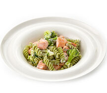 Фузилли с лососем и брокколи