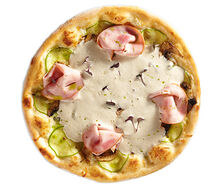 Пицца с ветчиной, грибами и муссом