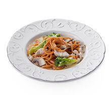 Спагетти с курицей и брокколи