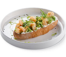 Брускетта с креветками и авокадо