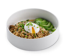 Зеленая греча с авокадо и яйцом