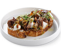 Брускетта с говядиной, баклажаном, сыром моцарелла и соусом унаги