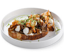 Брускетта с креветками, баклажаном, сыром моцарелла и соусом унаги