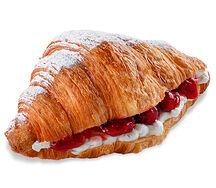 Круассан с клубникой и крем-чизом