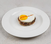 Бифштекс с яйцом