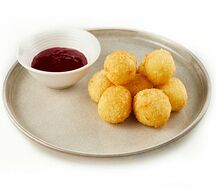 Сырные шарики с клюквенным соусом