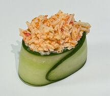 Гункан с огурцом и крабовым миксом 