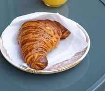 Круассан с карамелью