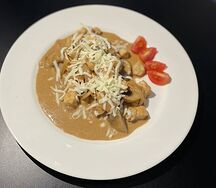 Курица с грибами в сливочном соусе