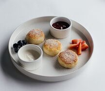 Сырники с клубничным джемом и сметаной