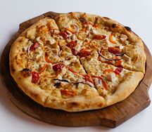 Пицца с курицей и сладким перцем