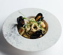 Паста с морепродуктами в соусе песто