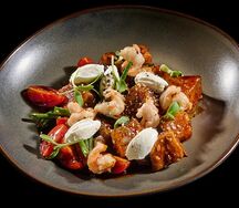Хрустящие баклажаны, жареные креветки, сливочный крем
