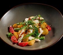 Теплый салат с кальмаром