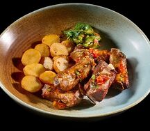 Жареные свиные ребра с мини-картофелем