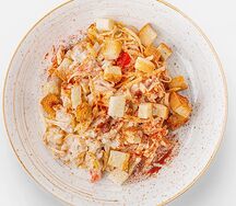 Салат с курицей и ананасами