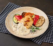 Куриная грудка на гриле с овощами