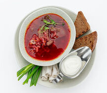 Борщ с говядиной, копчеными куриными потрошками и сметаной