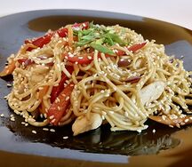 Яичная с курицей и острым соусом