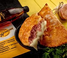 Чебурек с ветчиной и сыром