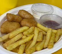 Картофель фри с наггетсами