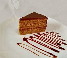 Пирожное Медовик с шоколадной глазурью 