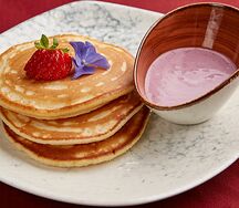 Панкейки с чернично-йогуртовым соусом