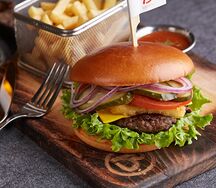 Бургер с котлетой из мраморной говядины