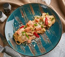 Спагетти с лососем и соусом песто