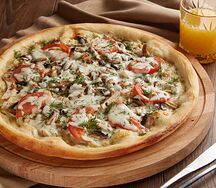 Пицца с курицей и грибами