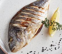 Дорадо, запеченная с травами