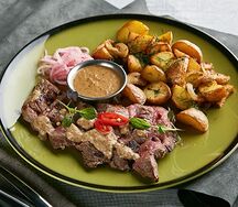 Стейк Мачете с картофелем, грибами и перечным соусом